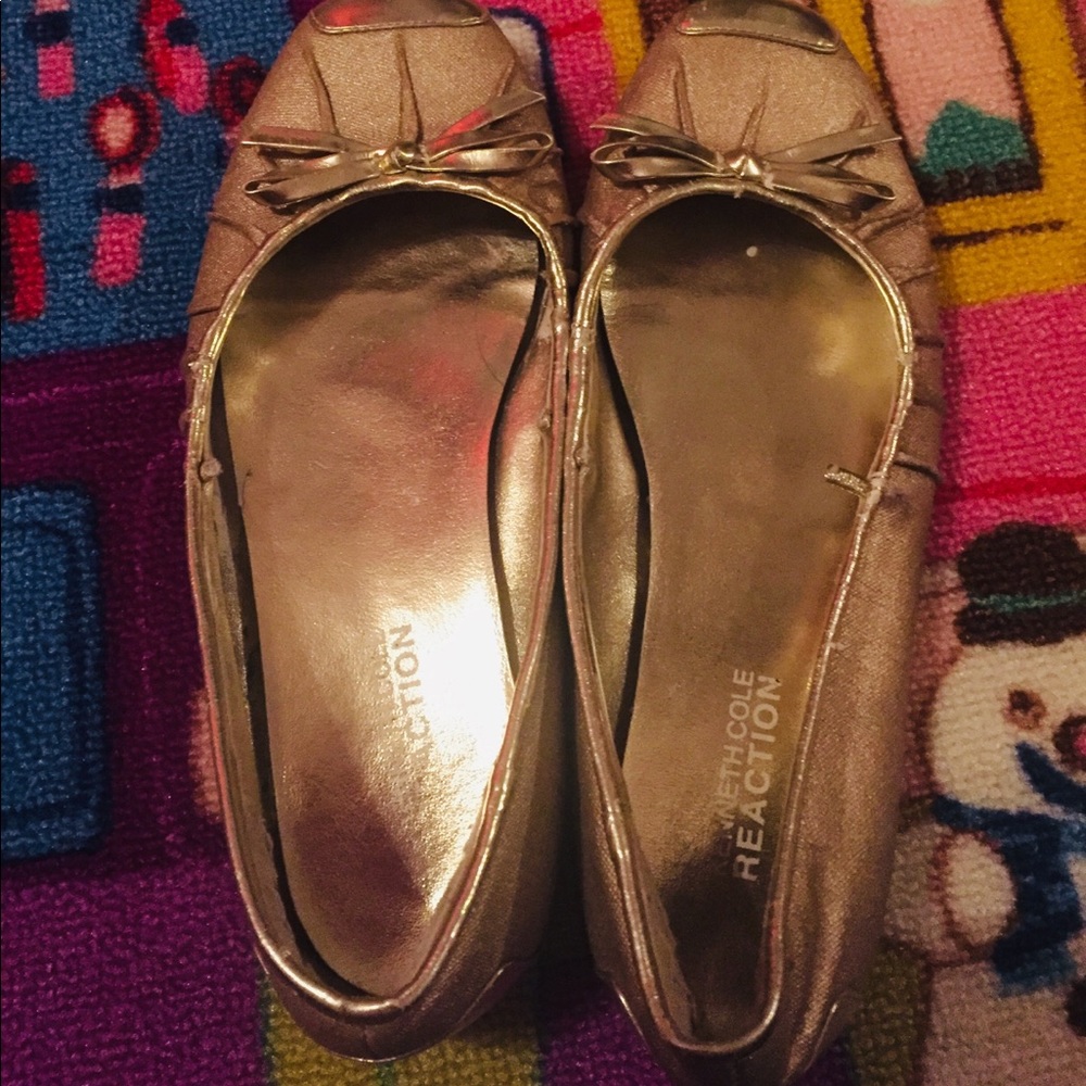 Size 61/2 gold Kenneth Cole flats